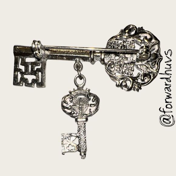 Vintage Ornate Key Brooch with Hanging Charm – Dual Key Design - Picture 6 of 7